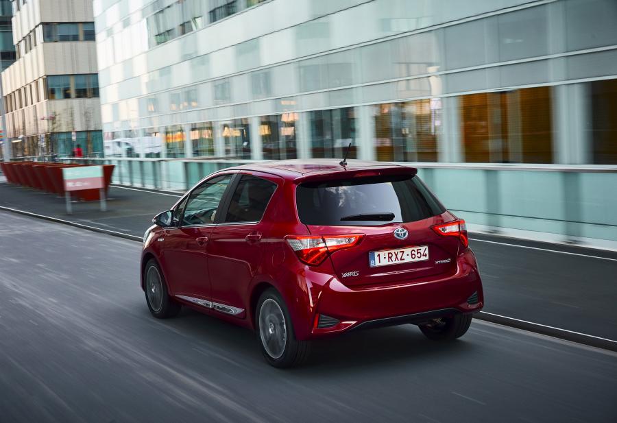  Toyota Yaris Hybrid 2017 года  (фото 8 из 15)